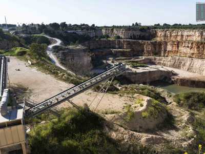�Passeggiando� sul muretto ci poniamo su un altro lato della cava, l� dove � presente un grande macchinario, forse utilizzato per le estrazioni